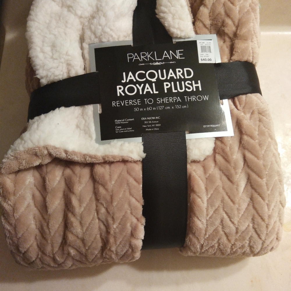 NWT PARK LANE JACQUARD ROYAL PLUSH SHERPA THROW